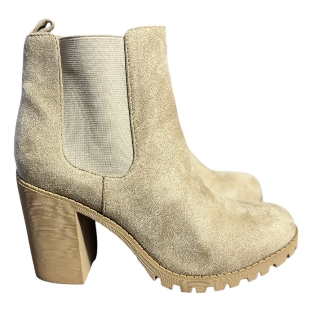 Soda Glove - Ankle Boot w/Lug Sole Elastic Gore and Chunky Heel Beige Size 10M - Picture 2 of 11